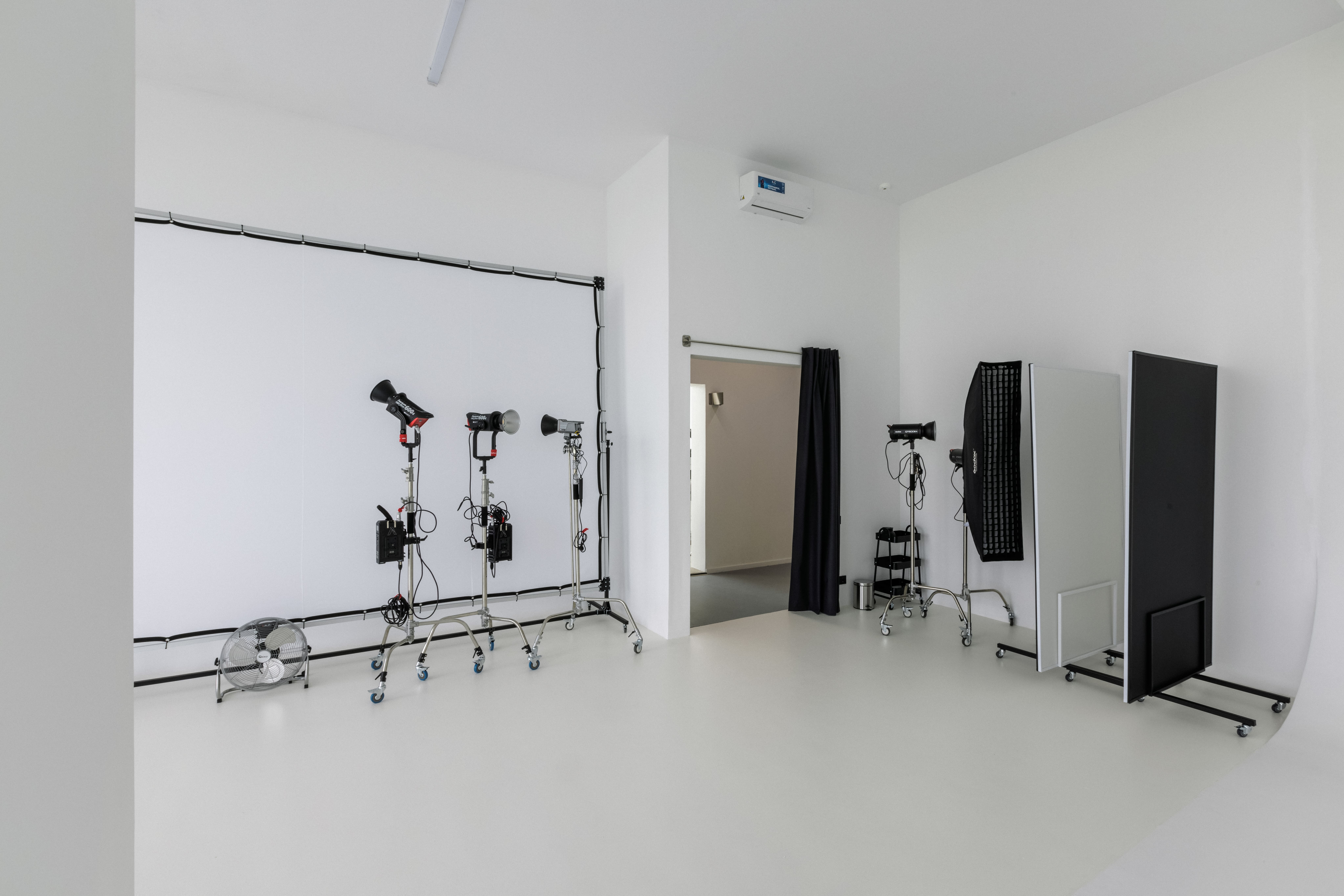 WHITE ROOM STUDIO　ウインドスクリーン White Space | Оренда фотостудії Львів - Panorama Studio